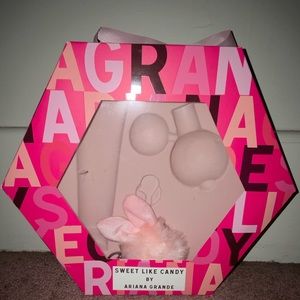 Ariana Grande box and puffball keychain
